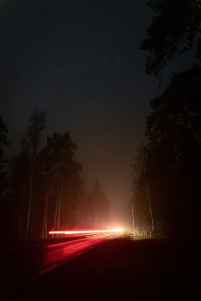 时间流逝在夜间摄影红灯的道路
